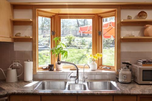 Catskills Retro Retreat- Upstate Home w Hot Tub in 索格蒂斯