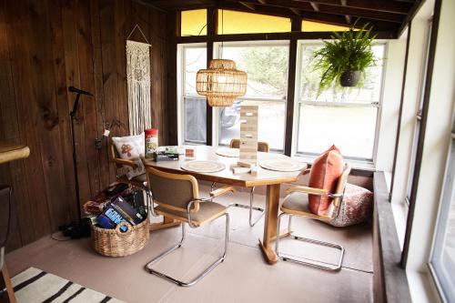 Catskills Retro Retreat- Upstate Home w Hot Tub in 索格蒂斯