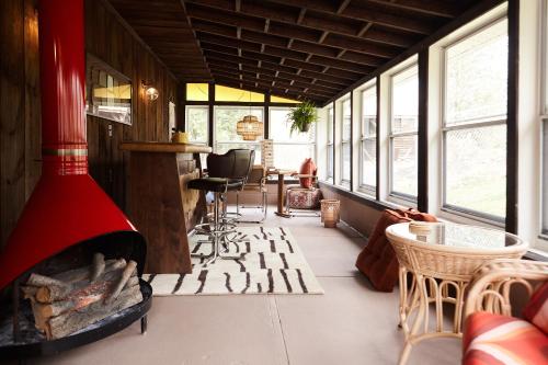 Catskills Retro Retreat- Upstate Home w Hot Tub in 索格蒂斯