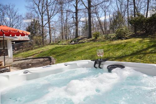 Catskills Retro Retreat- Upstate Home w Hot Tub in 索格蒂斯