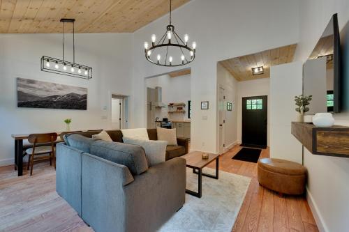 Secluded Wilmington Cabin Fire Pit and Grill in Wilmington, USA