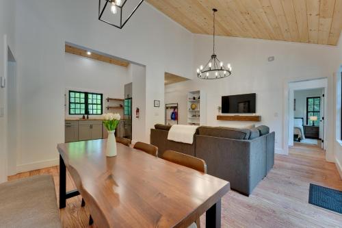 Secluded Wilmington Cabin Fire Pit and Grill in Wilmington, USA