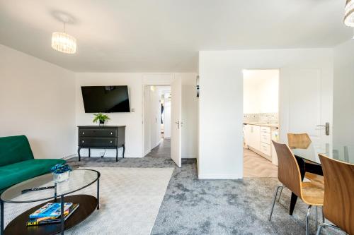 Nice 2-bed flat near earls court - Tap to explore photos
