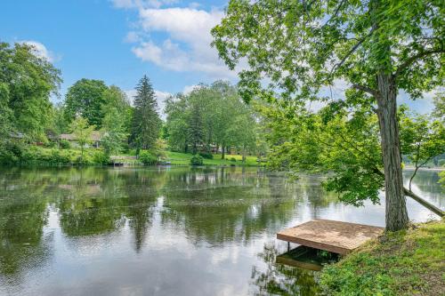 Mid-Century Modern Lake Cottage in Indiana! in Greenfield, USA