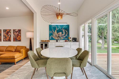 Mid-Century Modern Lake Cottage in Indiana! in Greenfield, USA