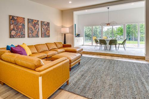Mid-Century Modern Lake Cottage in Indiana! in Greenfield, USA