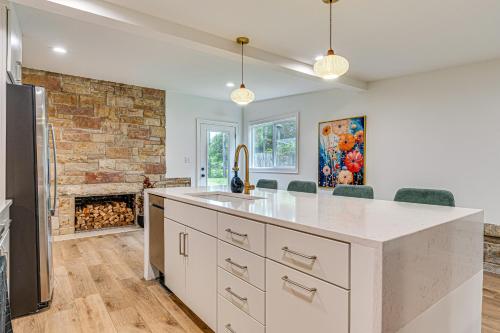 Mid-Century Modern Lake Cottage in Indiana! in Greenfield, USA