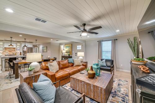 Private Hot Tub Luxe Gem 3 Mi to Lake Ray Roberts in Pilot Point (TX)