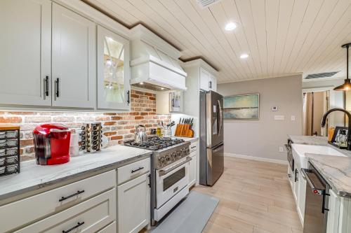 Private Hot Tub Luxe Gem 3 Mi to Lake Ray Roberts in Pilot Point (TX)