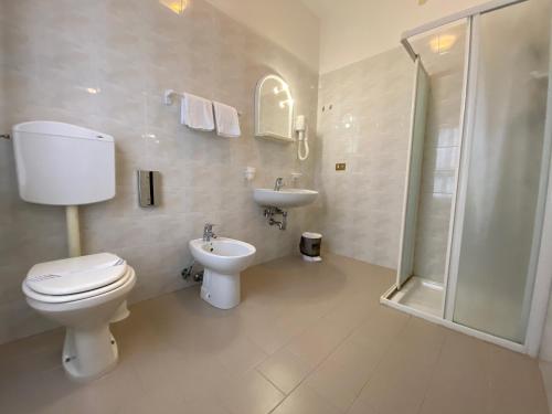 Standard Double Room image 5