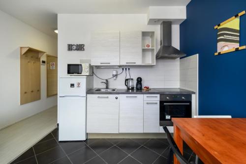Sun Resort Residential Suite-Free Parking Garage same building - Tap to explore photos