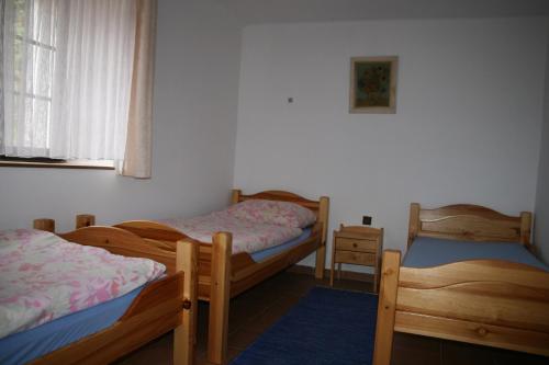 3 twin beds