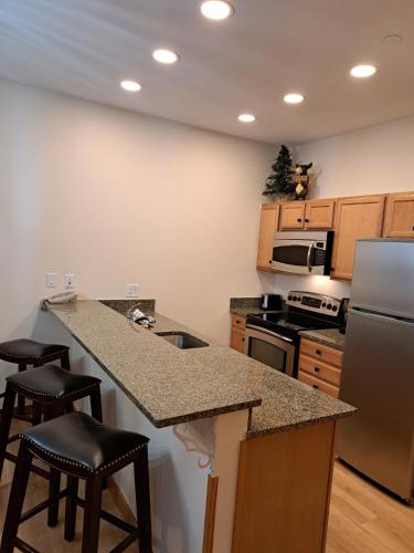 Beautiful 2BR in River Run - Kids Ski Free! condo thumb 3