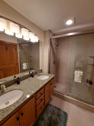 Beautiful 2BR in River Run - Kids Ski Free! condo detail