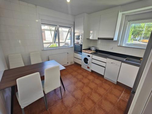 Chalet con WIFI , PS4 , garaje, 5 dormitorios, 3 baños, Santiago de Compostela