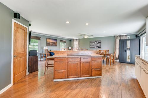 Dock, Kayaks, Game Room Lakefront Antioch Home! in Antioch (TN)