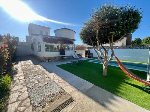 Villa with swimming pool close to the beach in Roses
