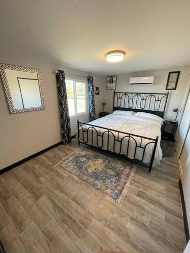 Off the Grid Family Home and Barn Sleeps 12 with Gameroom in Joshua Tree, USA