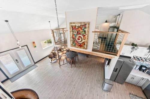 Off the Grid Family Home and Barn Sleeps 12 with Gameroom in Joshua Tree, USA