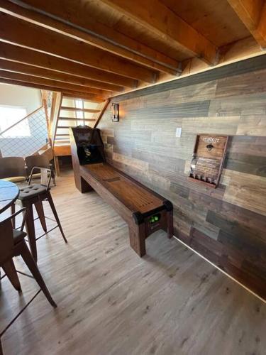 Off the Grid Family Home and Barn Sleeps 12 with Gameroom in Joshua Tree, USA
