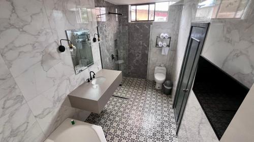Deluxe Suite with Spa Bath image 10