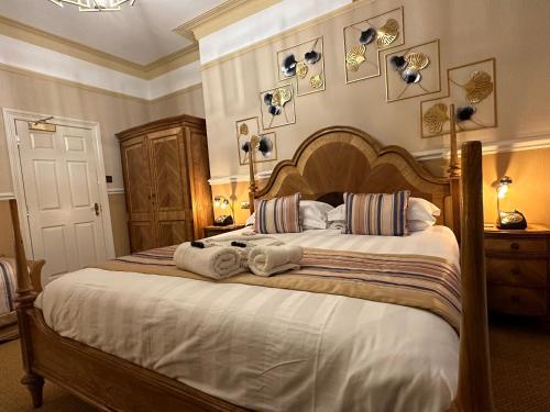 Super Deluxe Triple Room with Ensuite & Jacuzzi Bath image 1