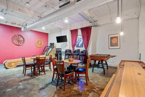 Stunning Downtown Apartment with Pool, Laundry, Parking in Dallas, USA