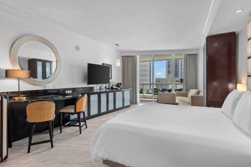 FontaineBleau Resort, with Balcony 10 min from SoBe in Miami Beach, USA