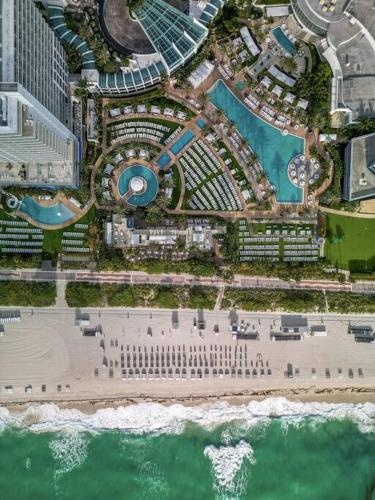 FontaineBleau Resort, with Balcony 10 min from SoBe in Miami Beach, USA