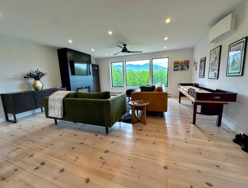 2M New rustic contemporary home with stunning views, great amenities and perfect private location. 2M New rustic contemporary home with stunning views, great amenities and perfect private location.