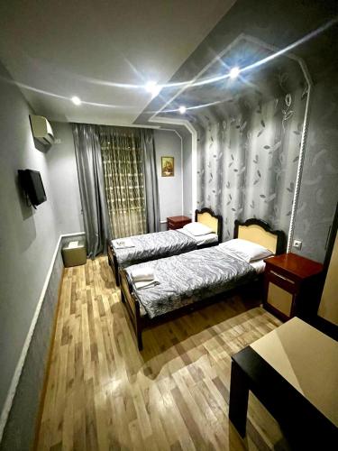2 twin beds