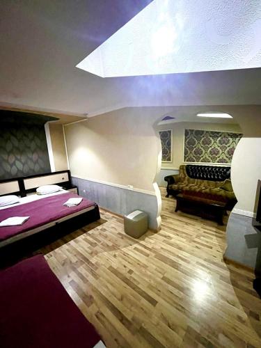 1 king bed, 2 sofa beds