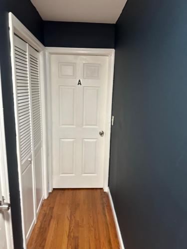 Fidelia Amethyst Room, King Bed and Twin Bed with Private Bathroom Minutes From Newark Liberty International Airport and Newark Penn Station in Irvington, USA