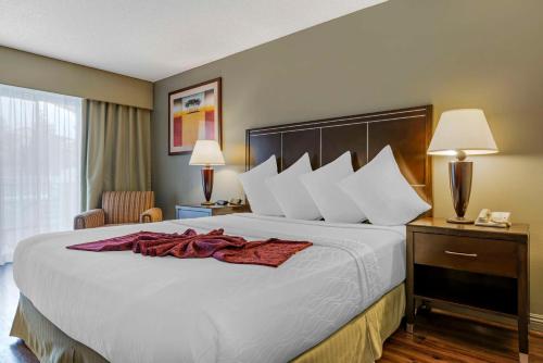 BEST WESTERN PLUS PALM DESERT Room Type - King Room with Bath Tub - Mobility Accessible/Non-Smoking