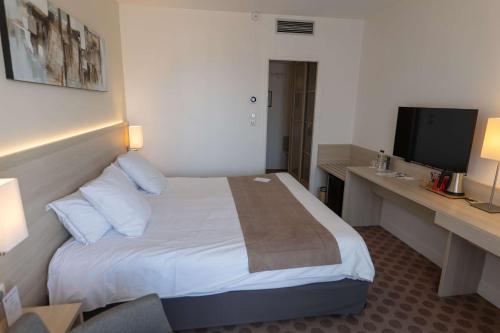 1 queen bed, 1 twin bed