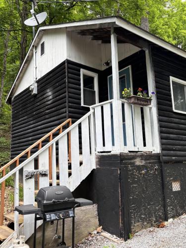 A szálláshely kívülről, Lakefront Hideaway Resort 10 Total cabins-Lake View, Private Beach in Moore Falls (ON)