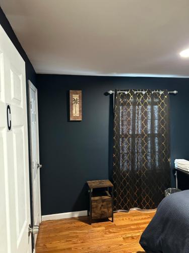 Fidelia Crystal Room, Queen Bed minutes from Newark Liberty International Airport and Newark Penn Station in Irvington, USA