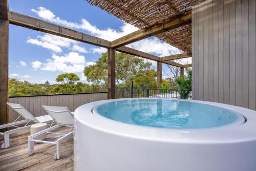 Santorini Blue Sorrento with heated spa and stunning views in ซอร์เรนโต