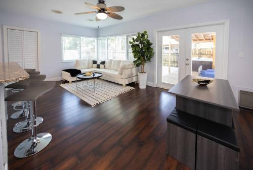 Tropical Spa Escape Pool Spa Sauna 4Bdrm 8 Min Bch in Boynton Beach, USA