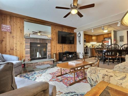 BaseLoj - Pool, Shuttle, Hot Tub, Sauna, Grill in Killington, USA
