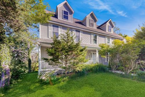 Blooming Sunshine - Unit 1 in East Falmouth, USA