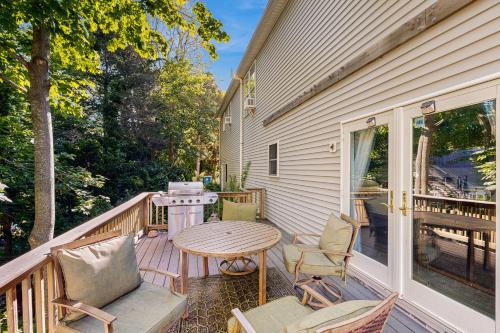 Blooming Sunshine - Unit 1 in East Falmouth, USA