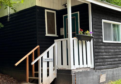 A szálláshely kívülről, Lakefront Hideaway Resort 10 Total cabins-Lake View, Private Beach in Moore Falls (ON)