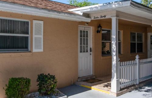 Bejárat, Let's Spend Some Time Together in Wellington (FL)