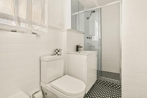 Glebe Tranquil Retreat - 2bd with parking - image 5