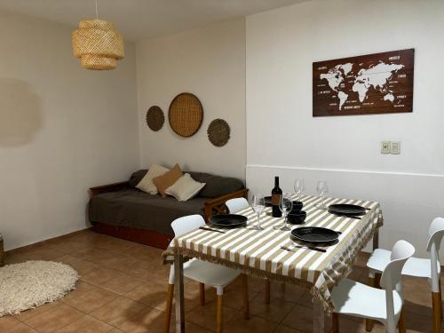 Departamento céntrico con cochera y patio con churrasquera