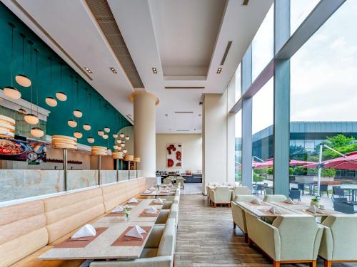 Restaurant, Holiday Inn Shanghai Pudong Kangqiao By IHG in Shanghai Int’l Tourism Resort and Disney Land