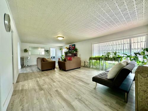 Seattle Home with 2 bedrooms a King bed Queen bed and an Extra Sofa Bed Located 10 minutes from SeaTac Airport and 20 minutes from Downtown Seattle Home with 2 bedrooms a King bed Queen bed and an Extra Sofa Bed Located 10 minutes from SeaTac Airport and 20 minutes from Downtown