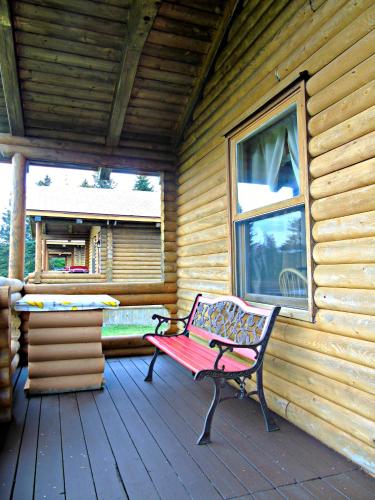 陽台/露台, Cajun Cedar Log Cottages Ltd in 馬加里福克斯 (NS)
