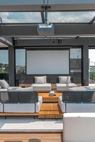 Beyond The Palms - Impressive Brand New 4BR Canggu Villa with Rooftop - image 5